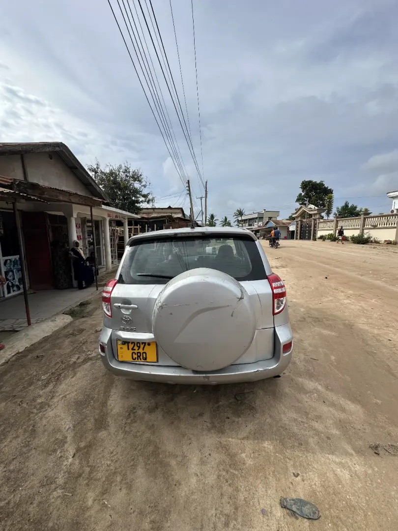 Toyota RAV4 Silver thumbnail 2