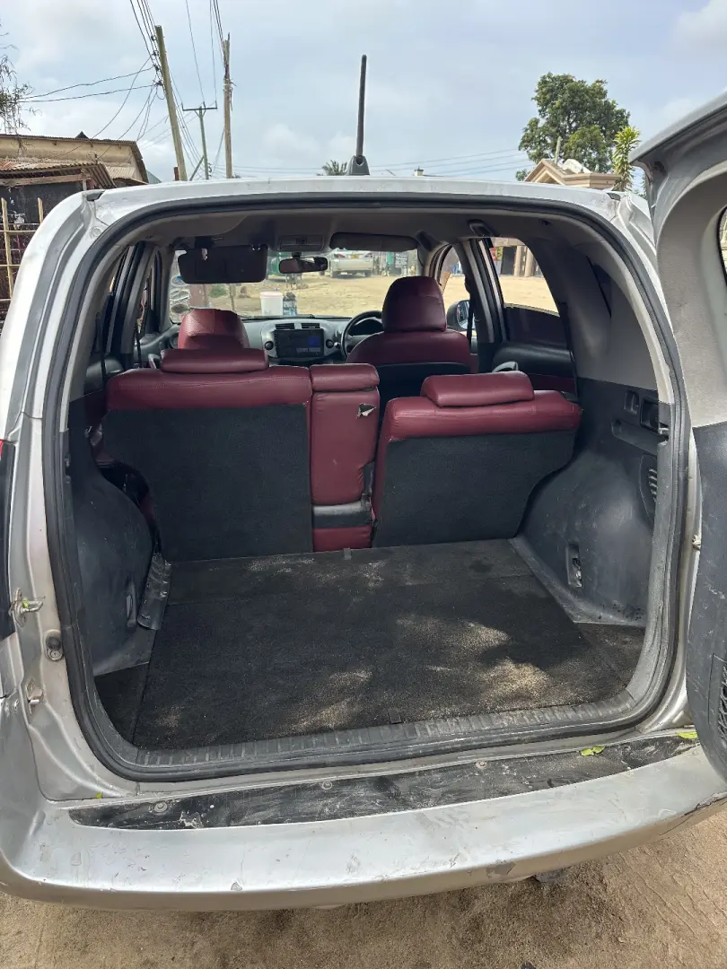 Toyota RAV4 Silver thumbnail 3