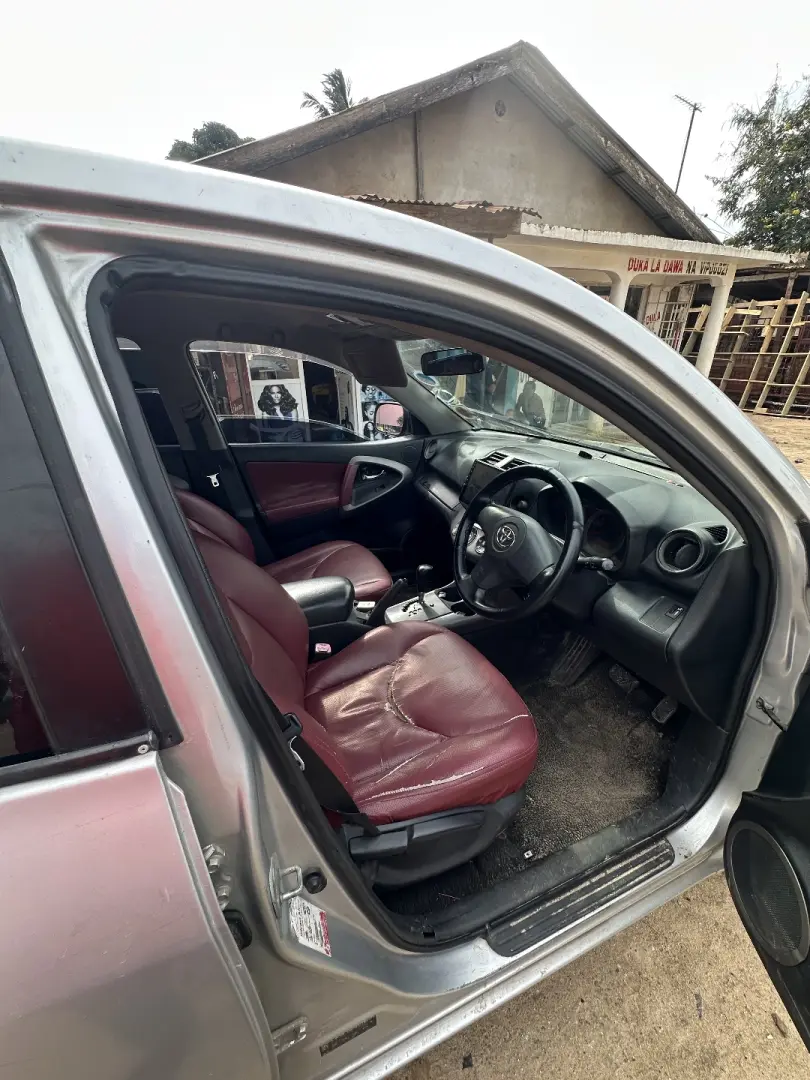 Toyota RAV4 Silver thumbnail 5