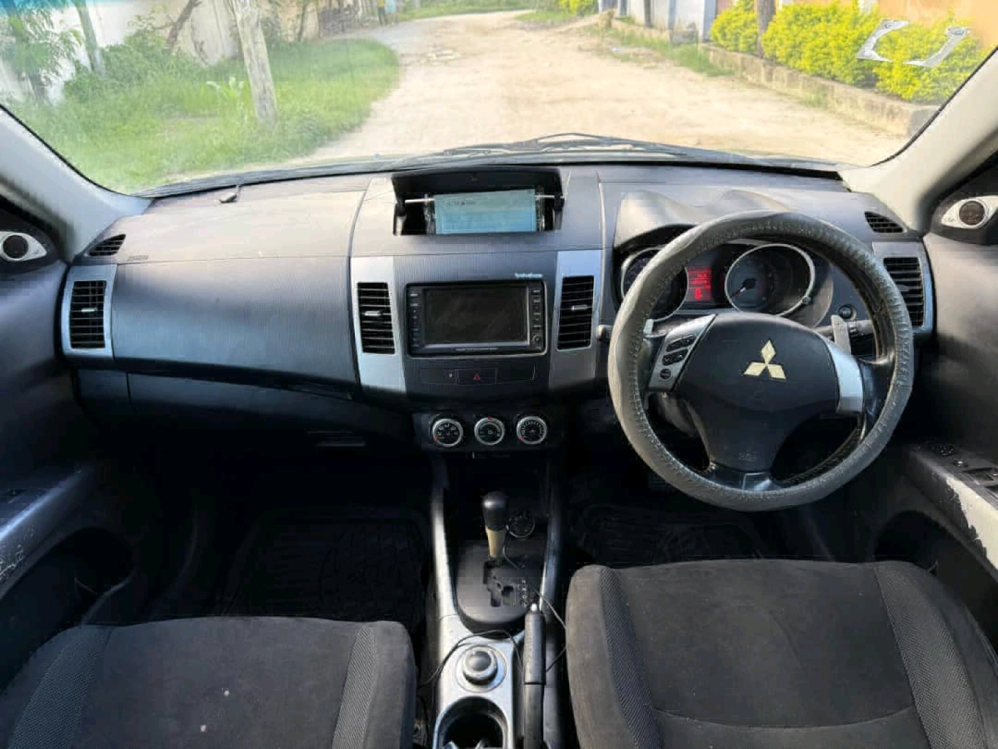 Mitsubishi Outlander thumbnail 3