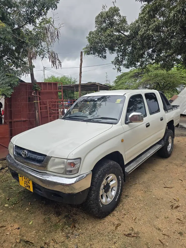 Toyota Hilux Double Cab Pickup 2.8L 3L Engine thumbnail 3