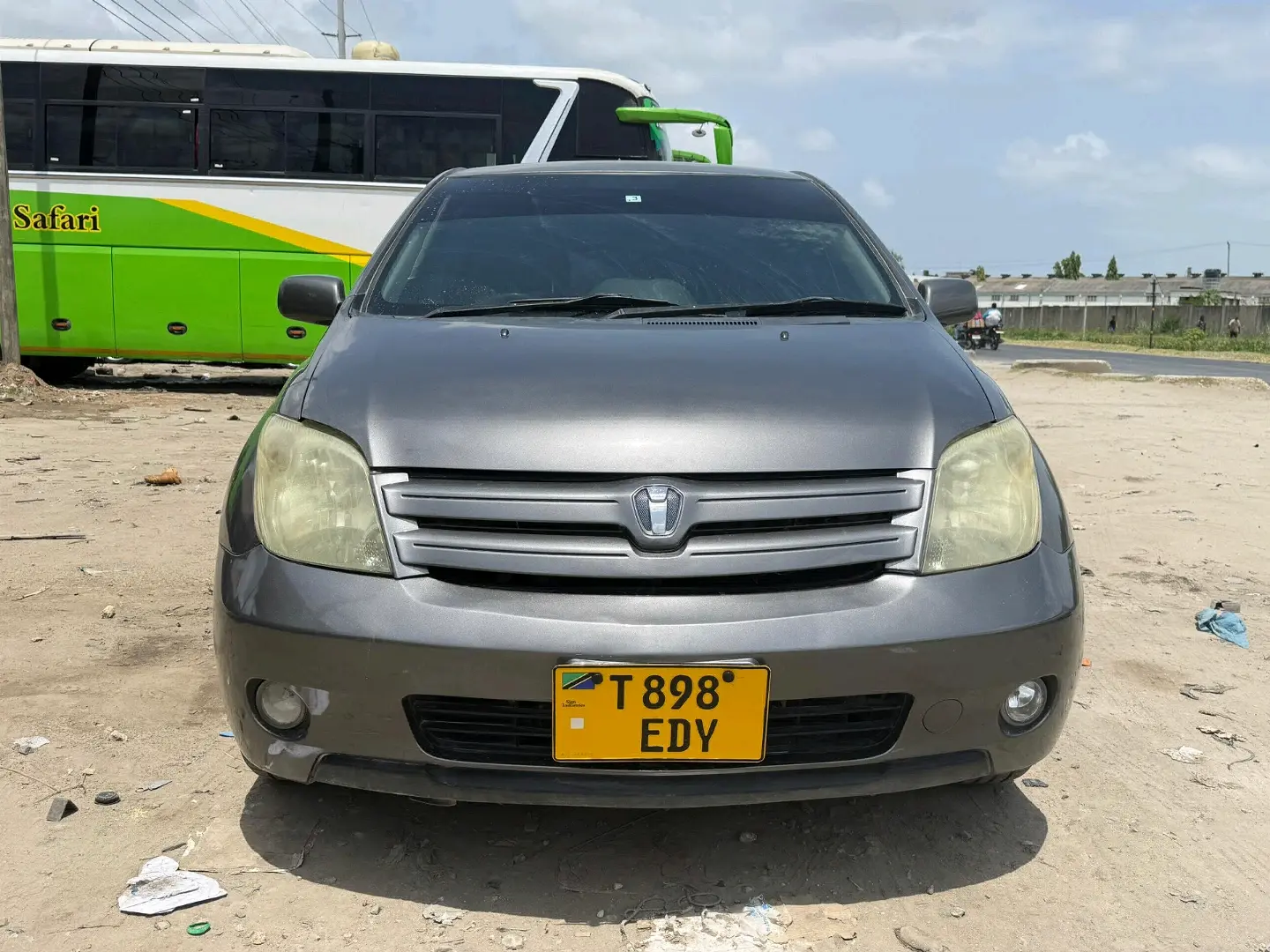 Toyota Ist 2004, 1290cc, Dark Grey