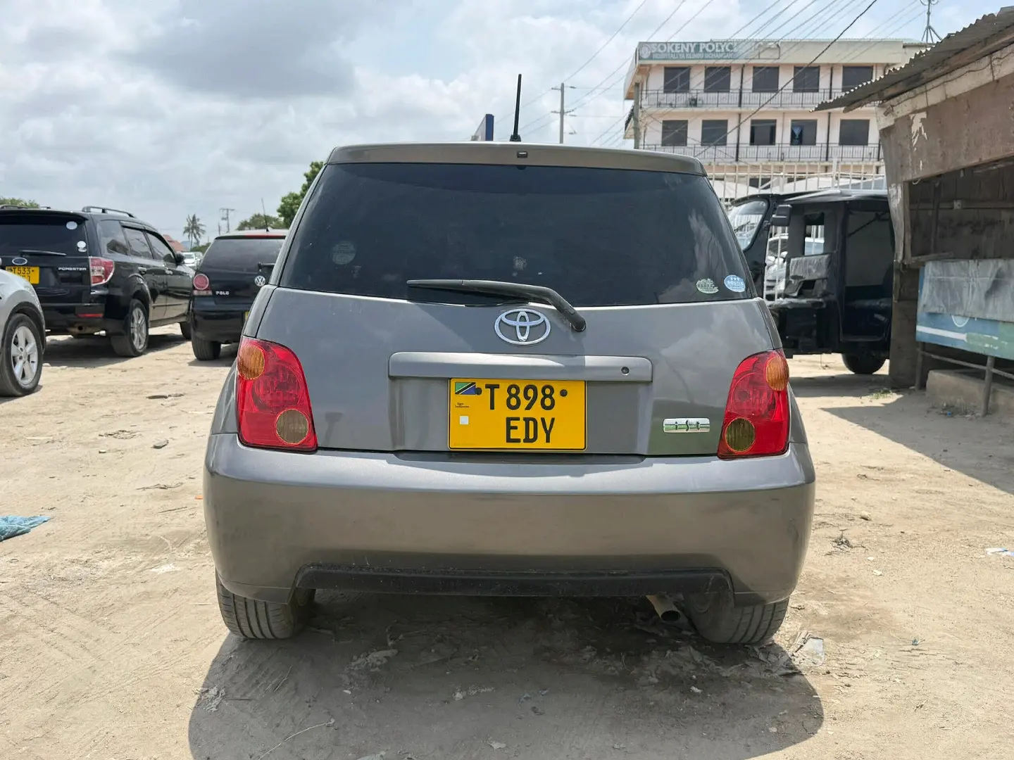 Toyota Ist 2004, 1290cc, Dark Grey thumbnail 2
