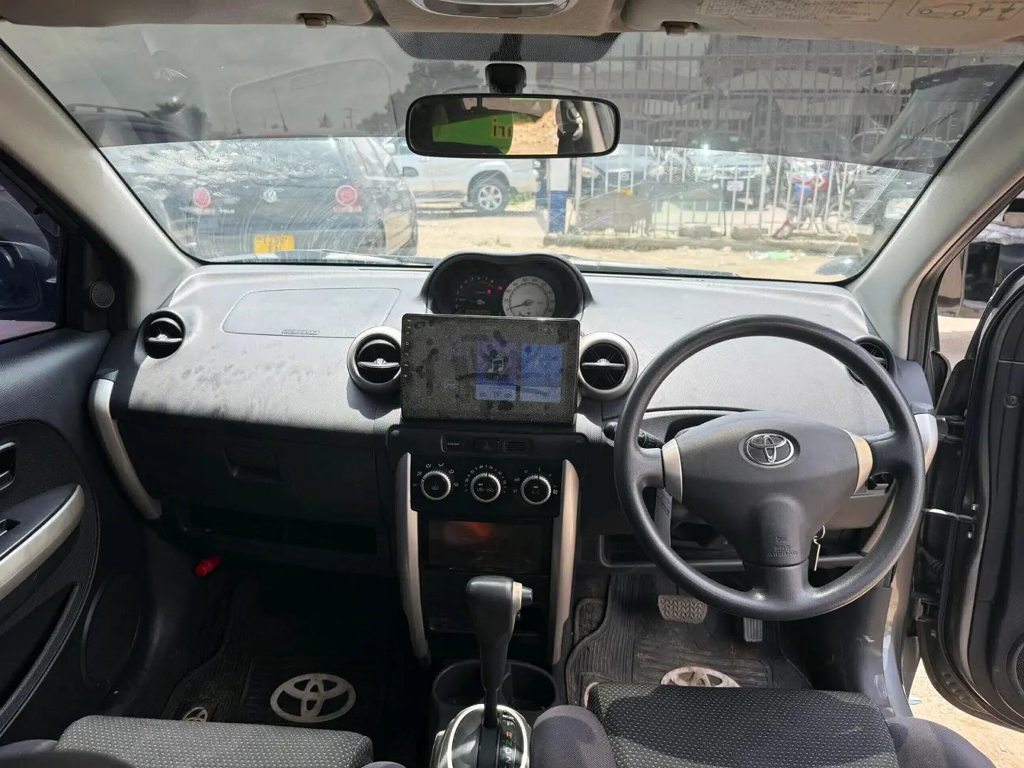 Toyota Ist 2004, 1290cc, Dark Grey thumbnail 3