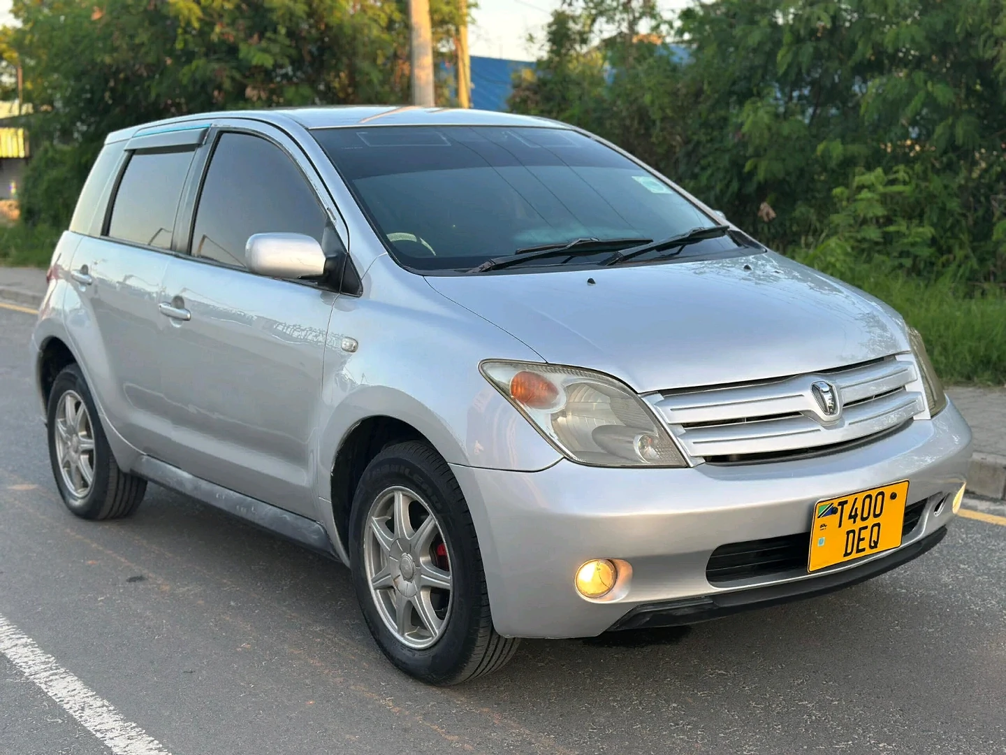 Toyota IST 2003 Automatic Silver Car thumbnail 2
