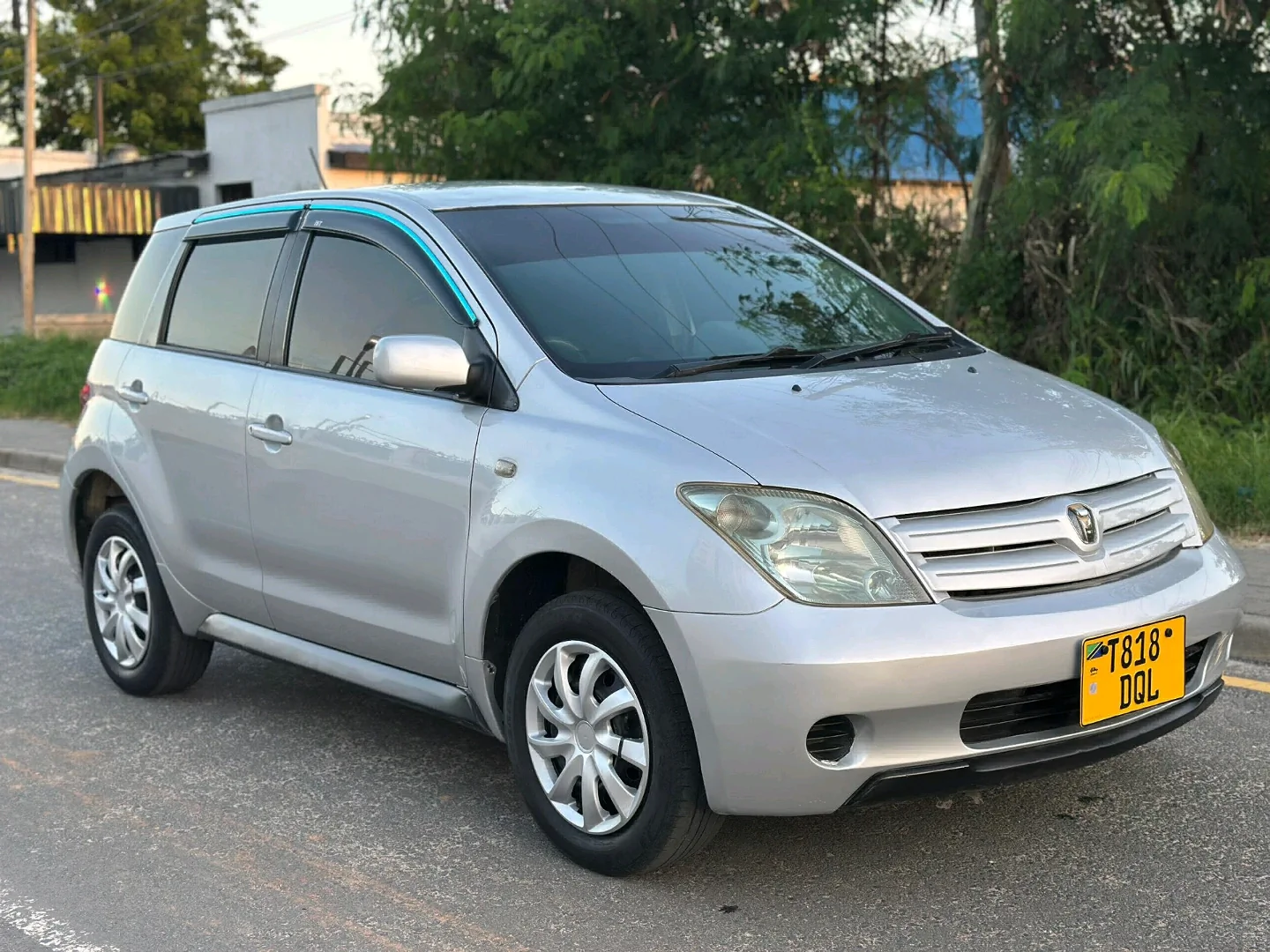 Toyota IST 2003 Automatic Silver Car thumbnail 3