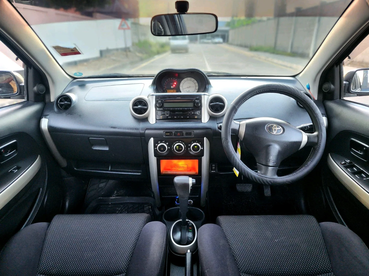 Toyota IST 2003 Automatic Silver Car thumbnail 4