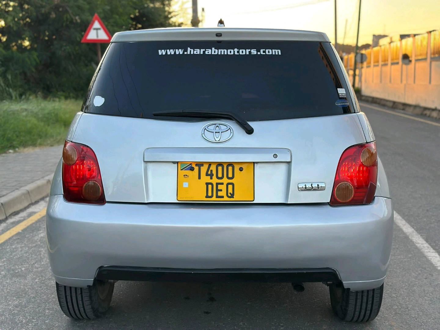 Toyota IST 2003 Automatic Silver Car thumbnail 5