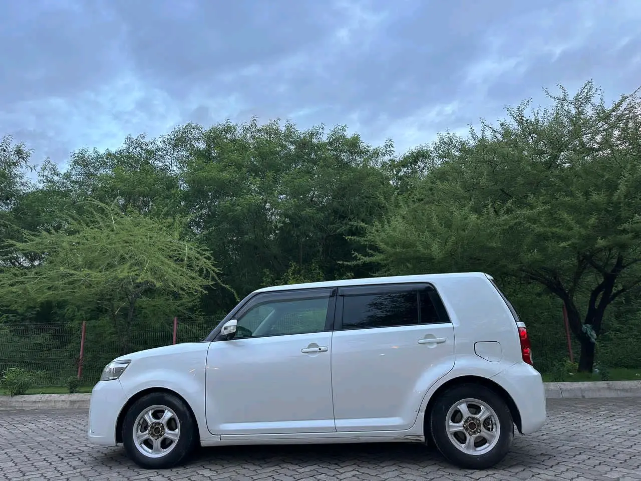 Toyota Rumion 2009 (DVE) thumbnail 2