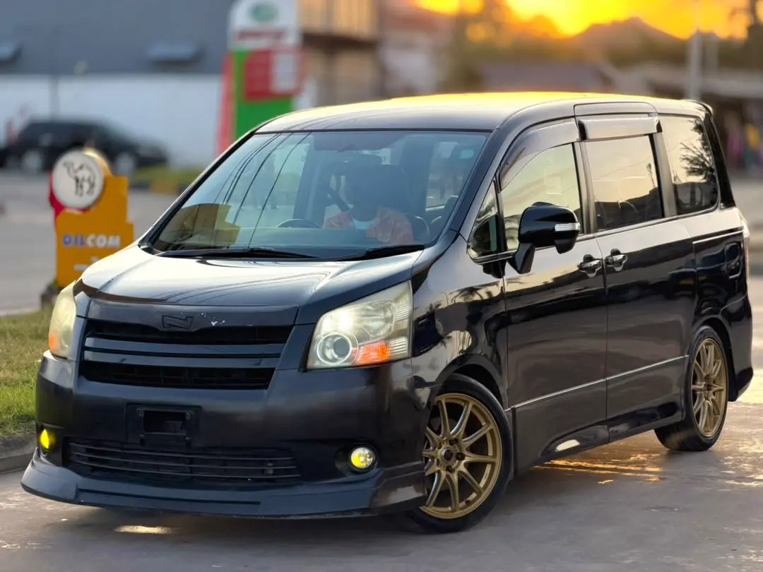 Toyota Noah New Shape 2010 thumbnail 2