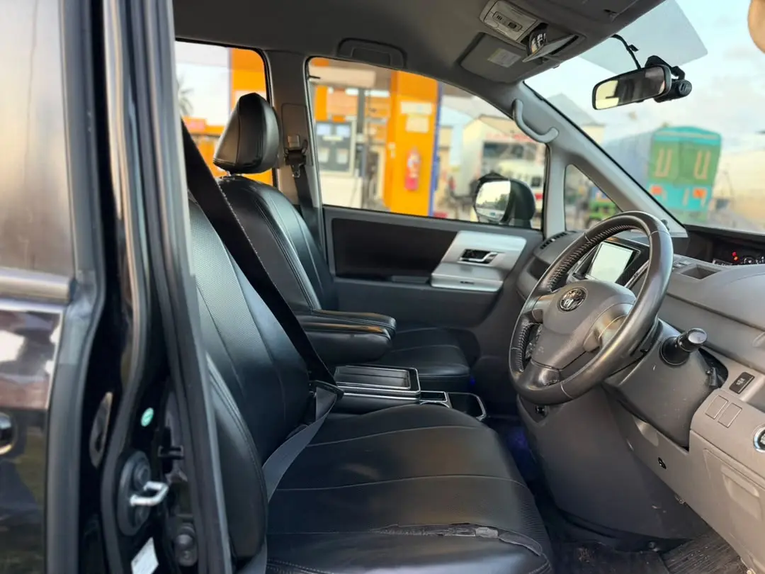 Toyota Noah New Shape 2010 thumbnail 3