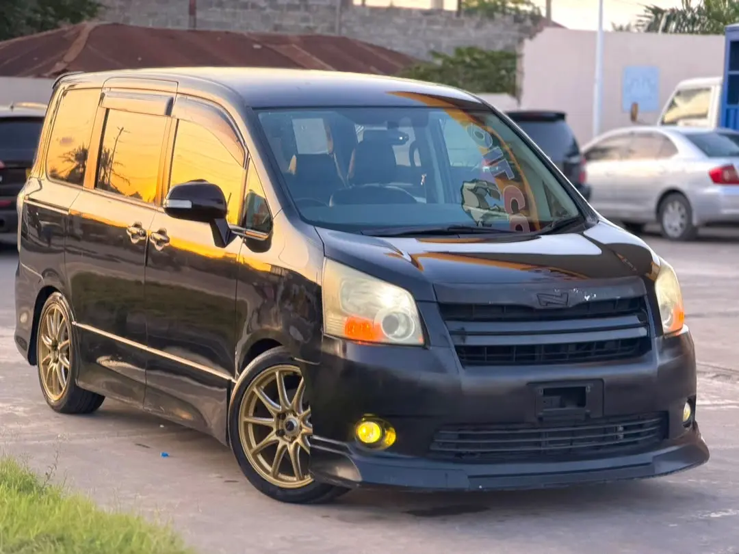 Toyota Noah New Shape 2010 thumbnail 4