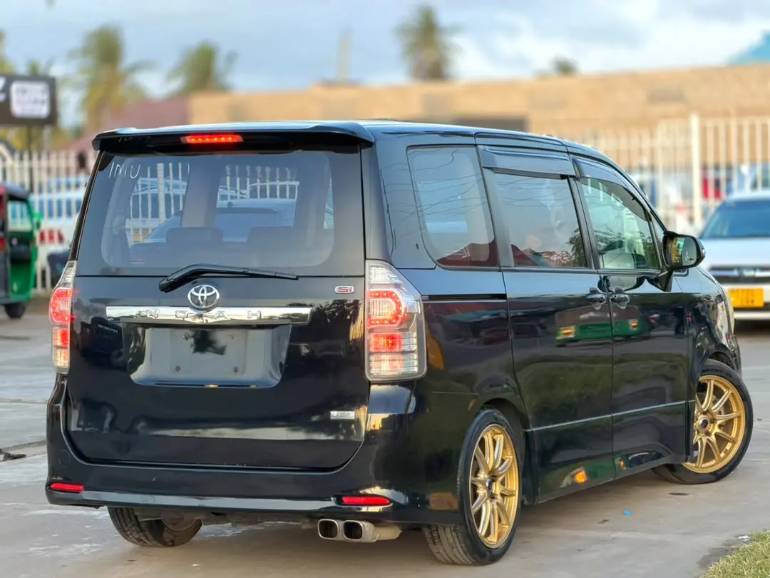 Toyota Noah New Shape 2010 thumbnail 5