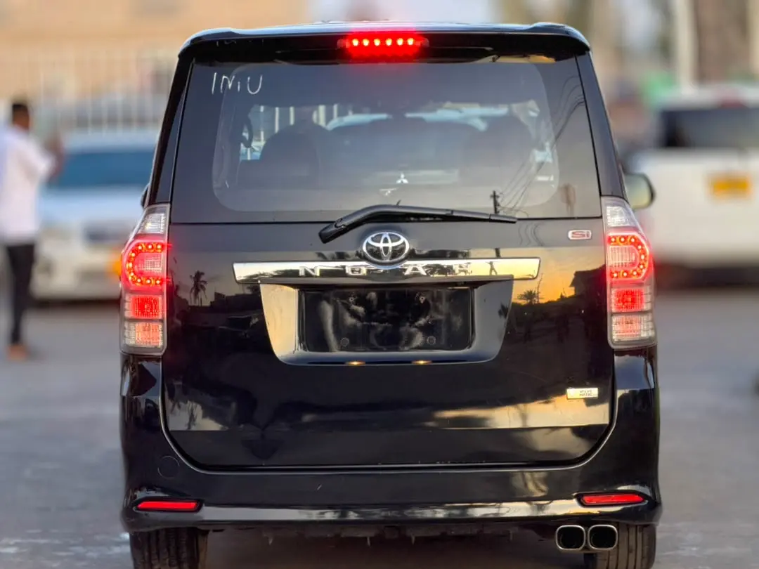 Toyota Noah New Shape 2010 thumbnail 6