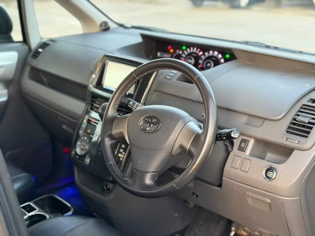 Toyota Noah New Shape 2010 thumbnail 8