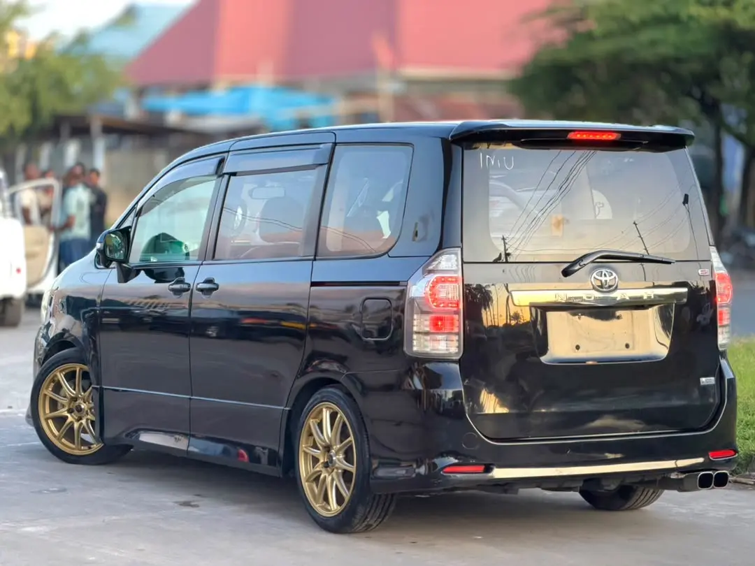 Toyota Noah New Shape 2010 thumbnail 9