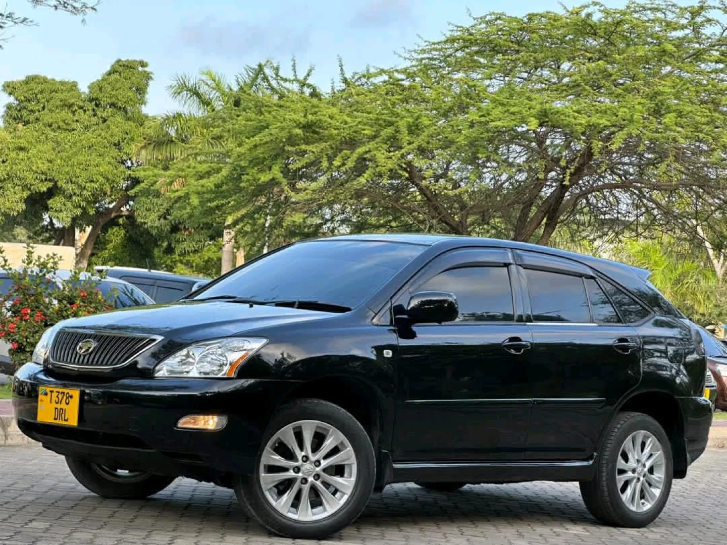 Black Toyota Harrier SUV 2005 New Reg DRL thumbnail 2