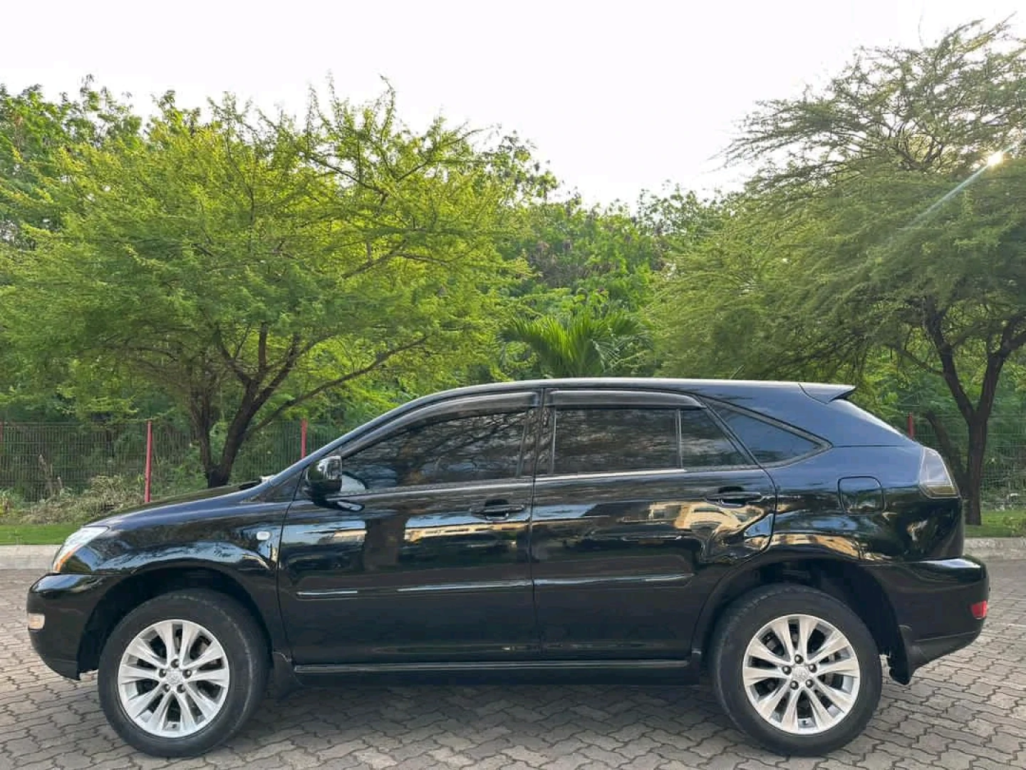 Black Toyota Harrier SUV 2005 New Reg DRL thumbnail 3