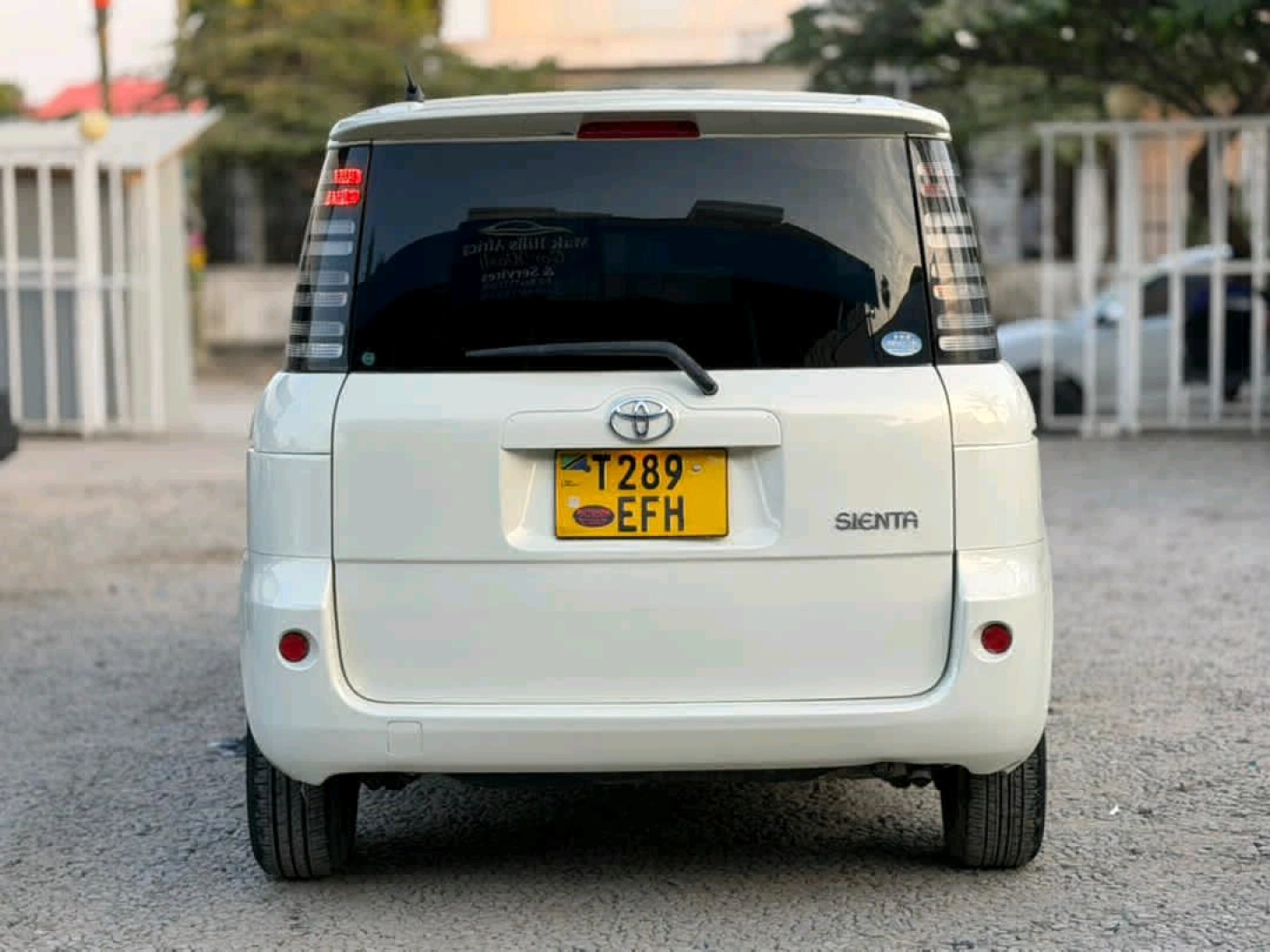 Used White Toyota Sienta Minivan 1490cc thumbnail 2