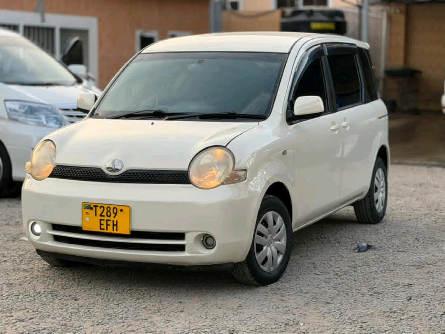Used White Toyota Sienta Minivan 1490cc thumbnail 3