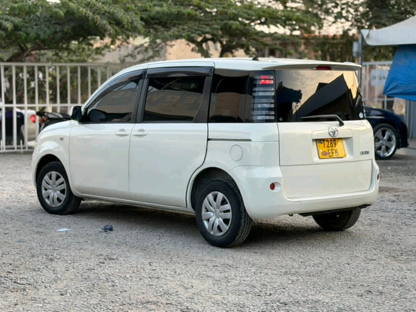 Used White Toyota Sienta Minivan 1490cc thumbnail 4