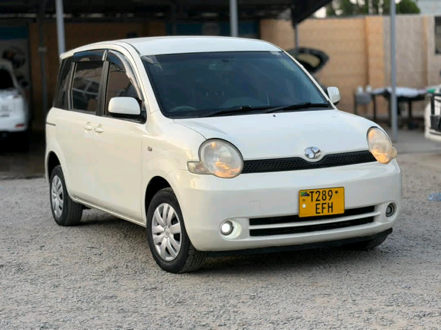 Used White Toyota Sienta Minivan 1490cc thumbnail 5