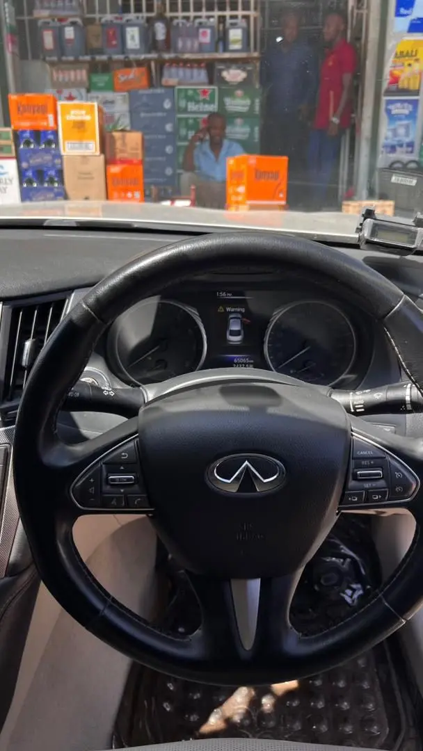 Nissan Infiniti Sedan thumbnail 2