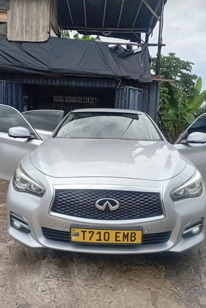 Nissan Infiniti Sedan thumbnail 4
