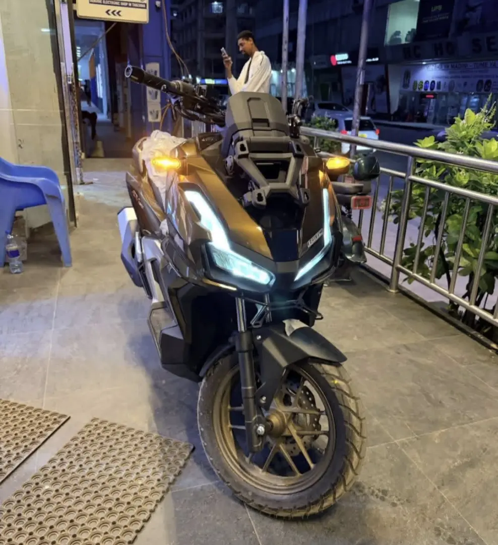 Honda ADV 160 thumbnail 2