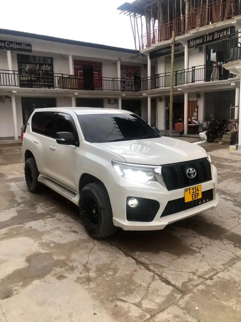 Toyota Land Cruiser Prado 150 thumbnail 3
