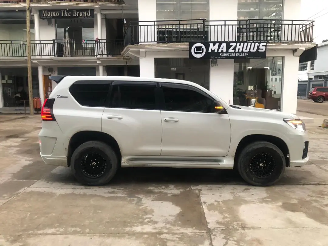 Toyota Land Cruiser Prado 150 thumbnail 4