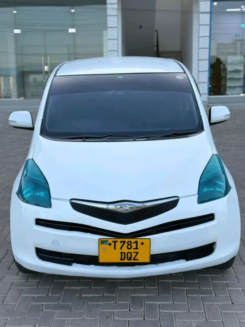 Toyota Ractis Nyeupe, 1490cc, AC, Music System