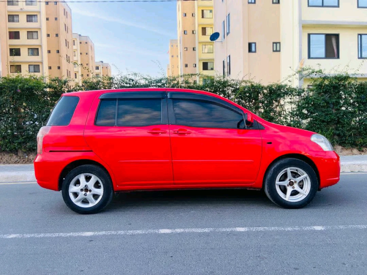 Red Toyota Compact Wagon 2005 Model thumbnail 4