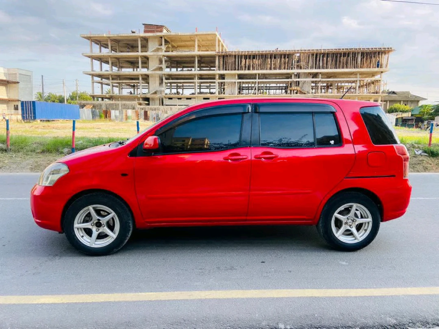 Red Toyota Compact Wagon 2005 Model thumbnail 5