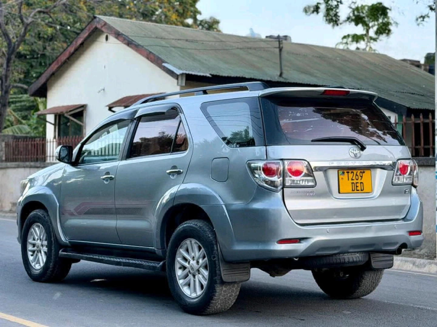 2013 Toyota Fortuner G Model SUV (2490cc) thumbnail 4