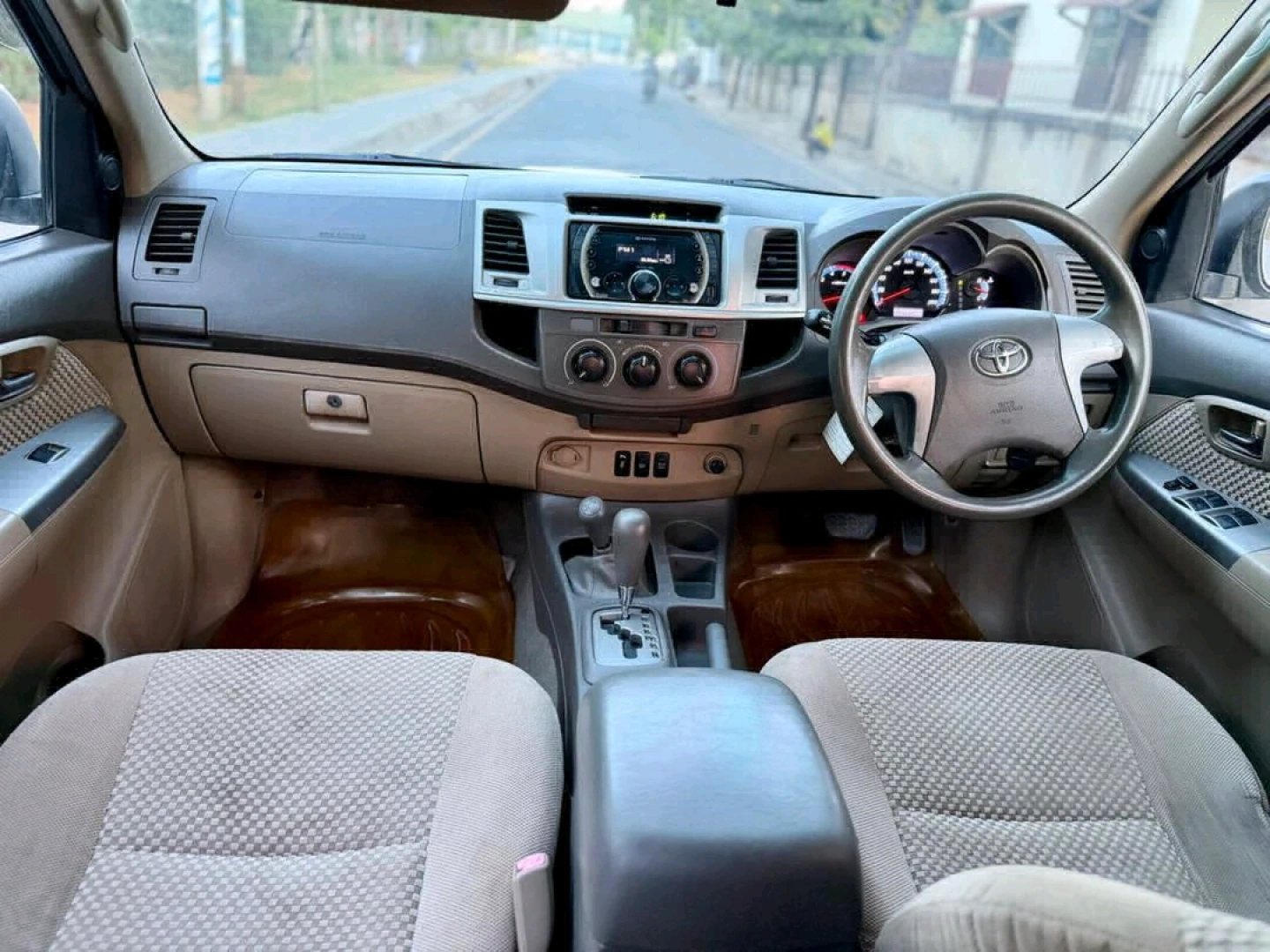 2013 Toyota Fortuner G Model SUV (2490cc) thumbnail 6