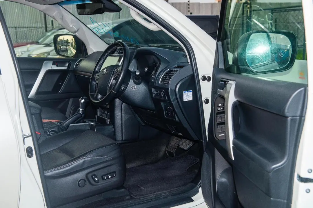 Toyota Land Cruiser Prado 2019 thumbnail 8