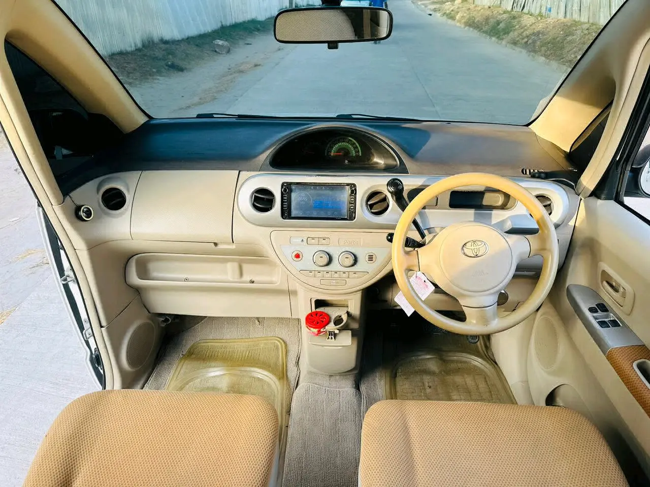 Toyota Porte White 1290cc Automatic thumbnail 5