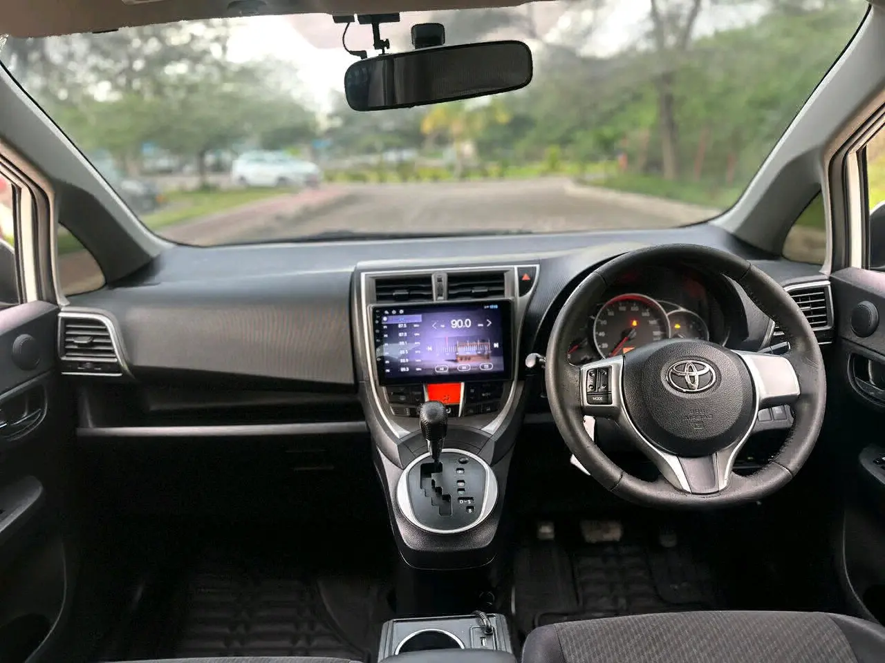 Toyota Ractis 2012 White thumbnail 8