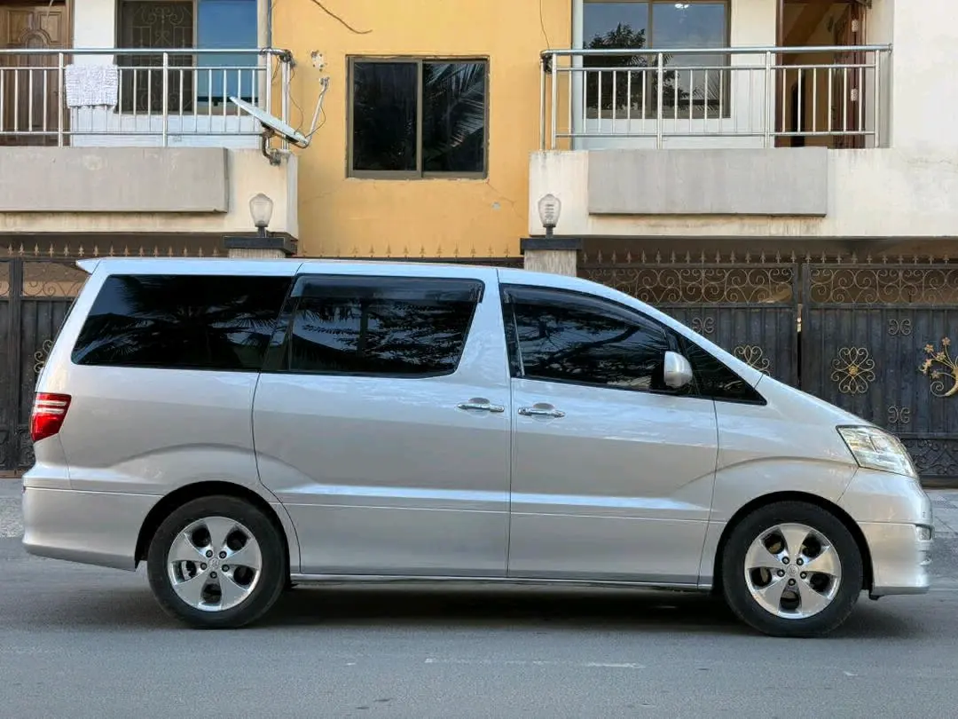 Toyota Alphard 2005 Silver Minivan thumbnail 4
