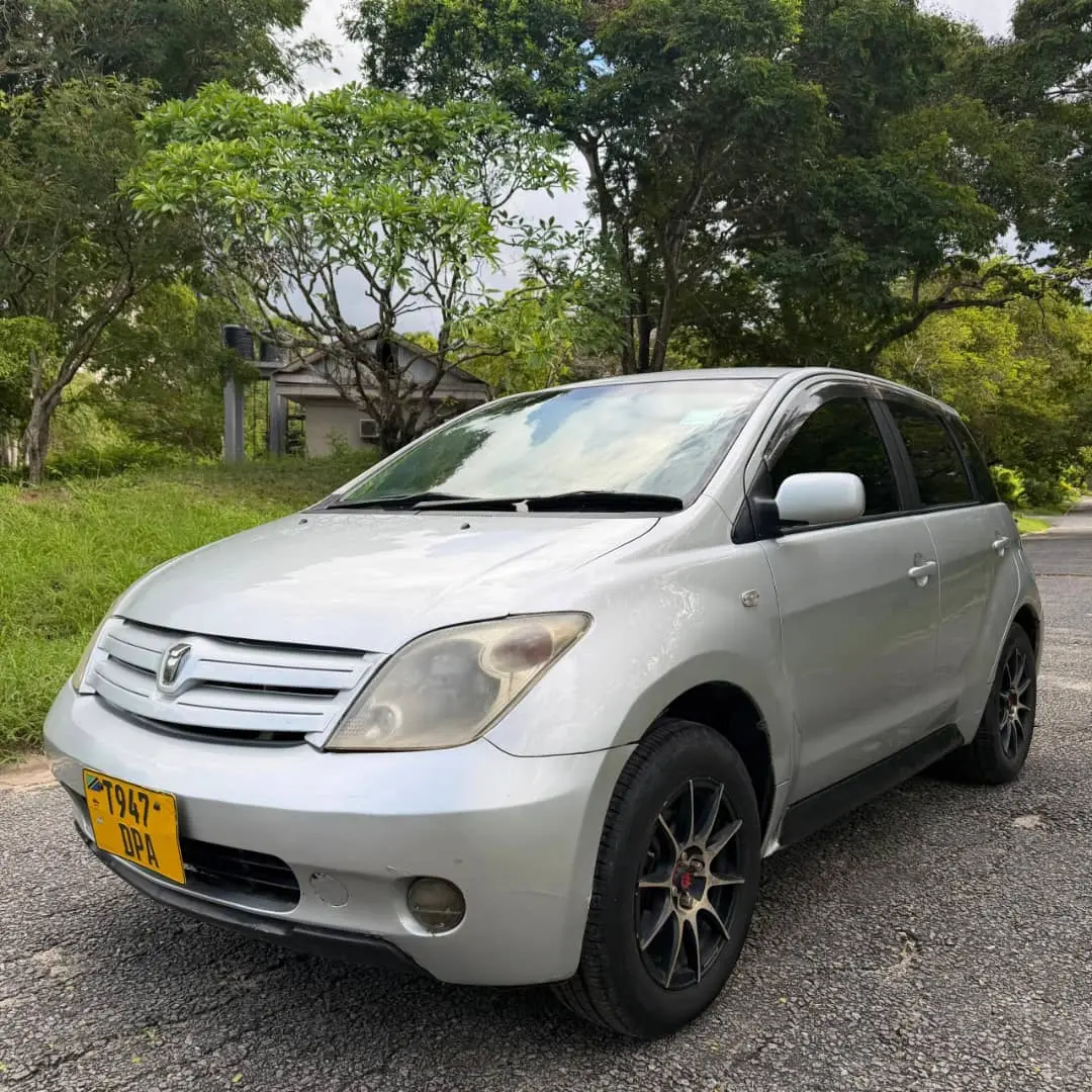 Toyota Ist 2005 Silver, 1290cc thumbnail 2