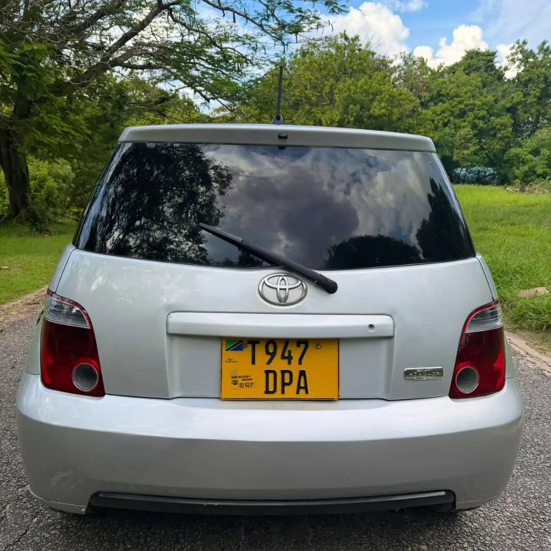 Toyota Ist 2005 Silver, 1290cc thumbnail 3