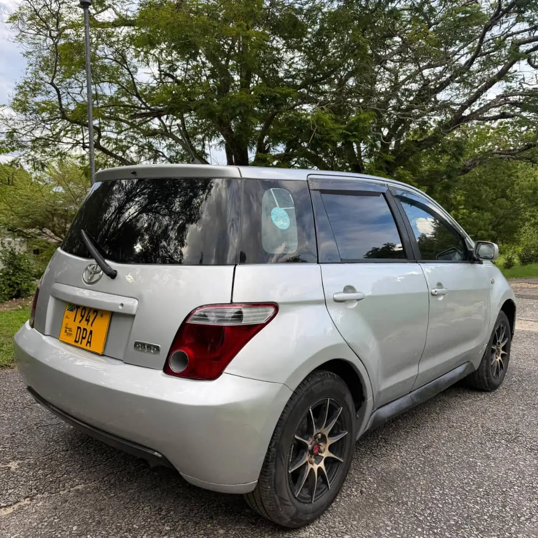 Toyota Ist 2005 Silver, 1290cc thumbnail 4