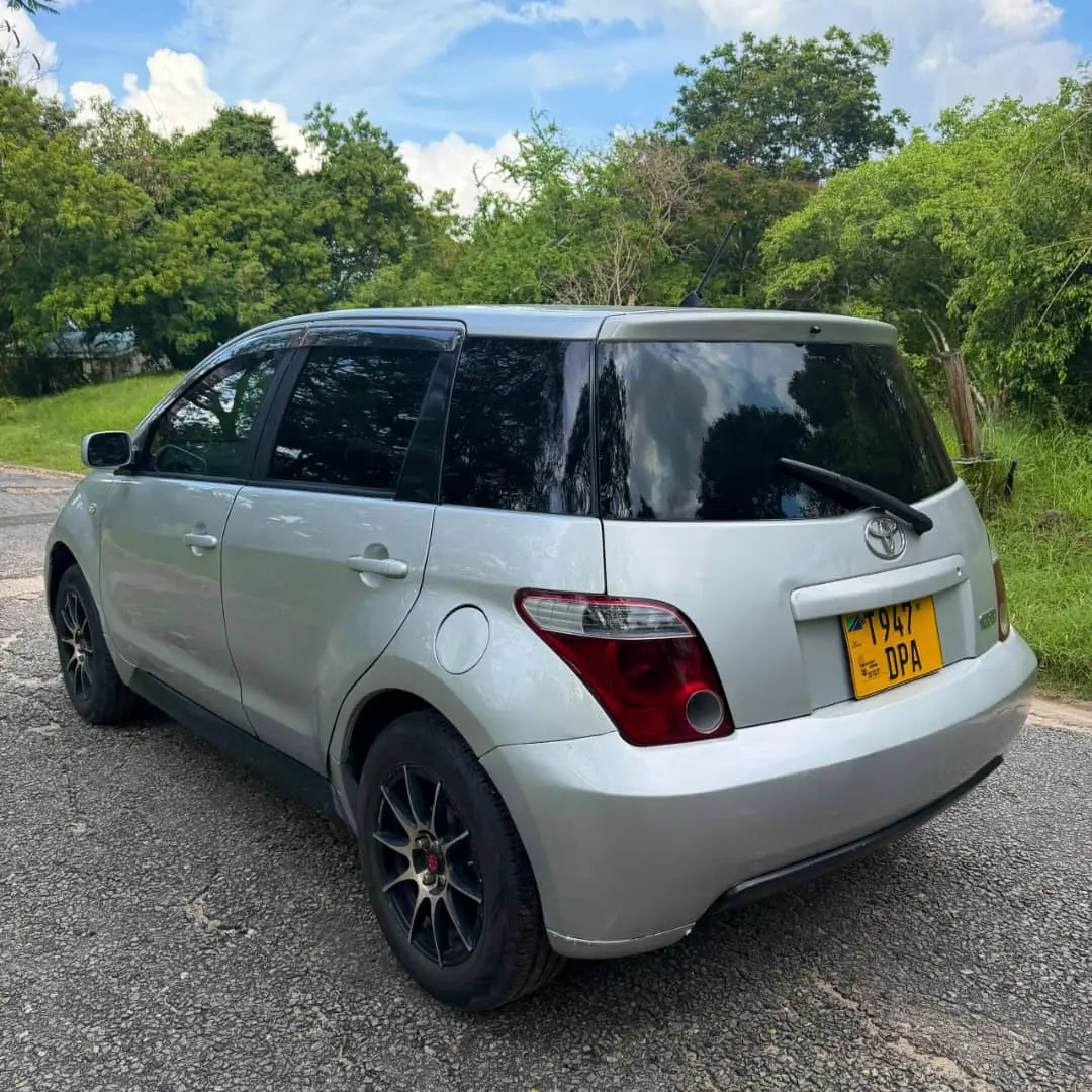 Toyota Ist 2005 Silver, 1290cc thumbnail 5