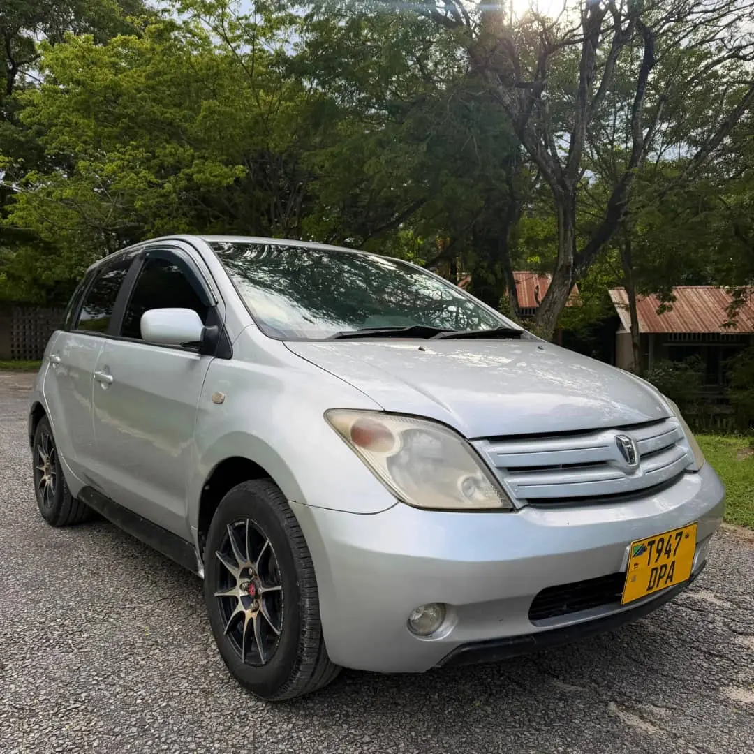 Toyota Ist 2005 Silver, 1290cc thumbnail 7