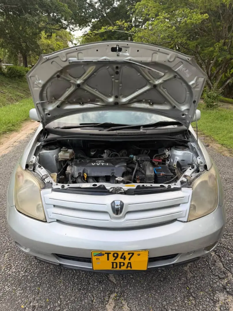Toyota Ist 2005 Silver, 1290cc thumbnail 9