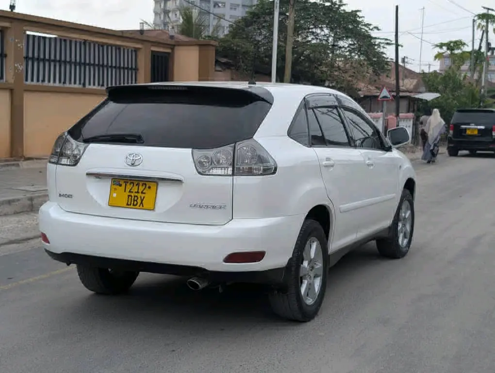 Toyota Harrier 2005 Pearl White T212 DBX thumbnail 2