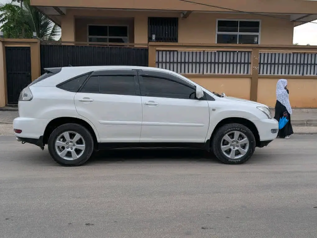 Toyota Harrier 2005 Pearl White T212 DBX thumbnail 5