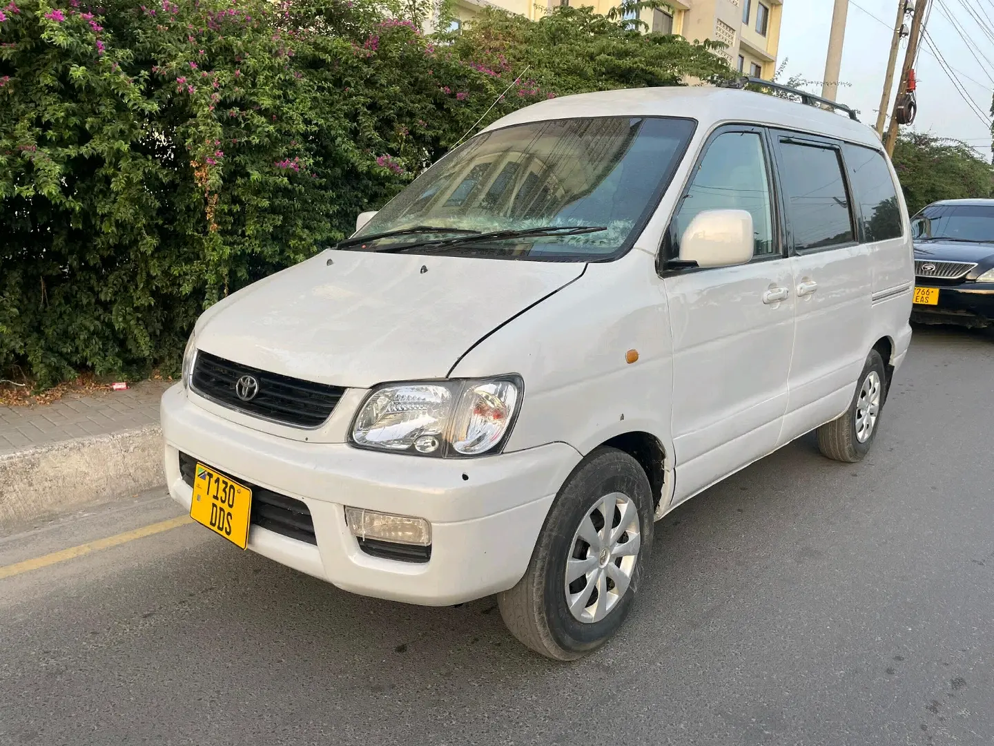Toyota Noah SR40 2000 Model thumbnail 2