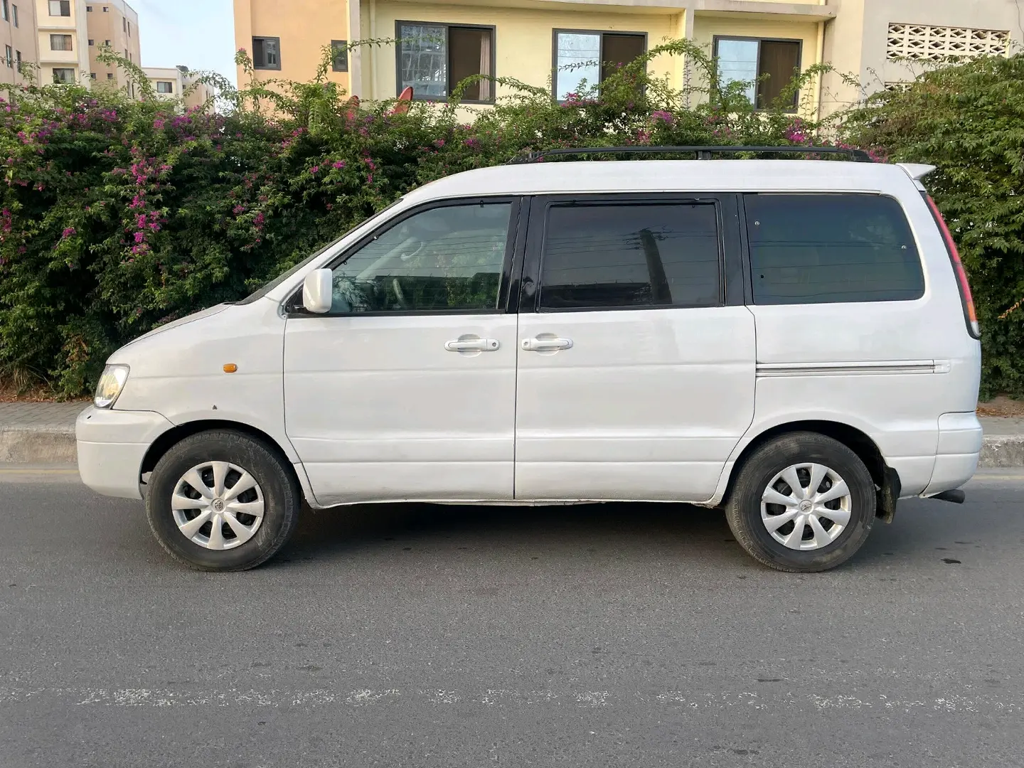 Toyota Noah SR40 2000 Model thumbnail 3